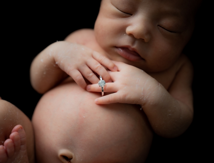 カラー写真の新生児と指輪