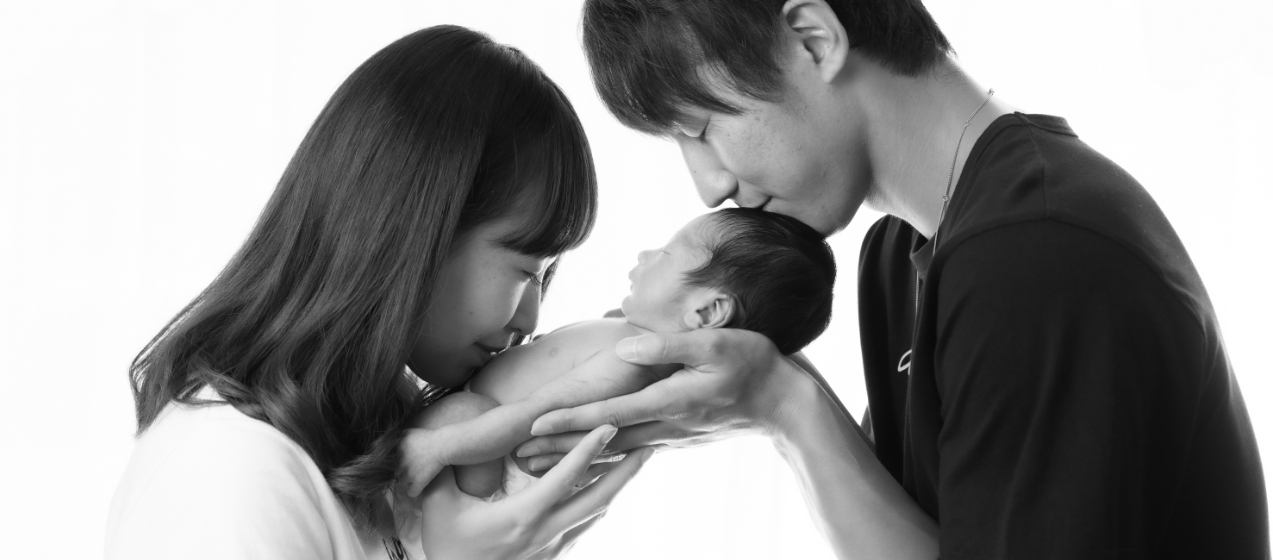 モノクロ写真のかわいい新生児と両親