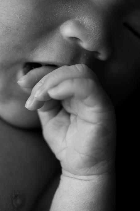 新生児の指と口